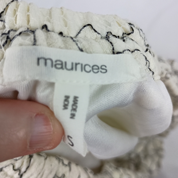 2/$30 Cute White Daisy Lace MAURICES Top(#1,282) - Picture 2 of 10